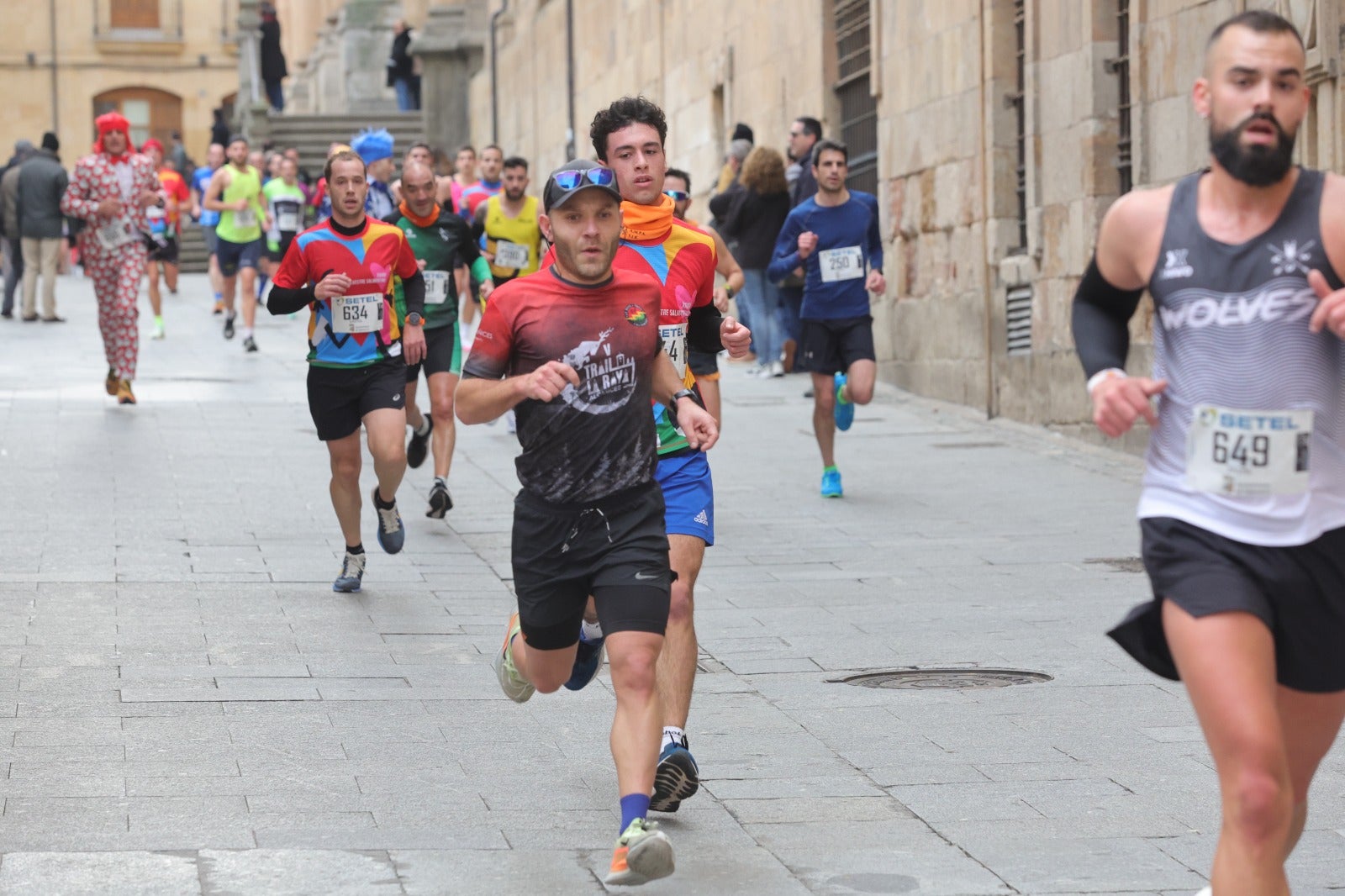 San Silvestre Salmantina: paso por el Puente Romano y calle Compañía
