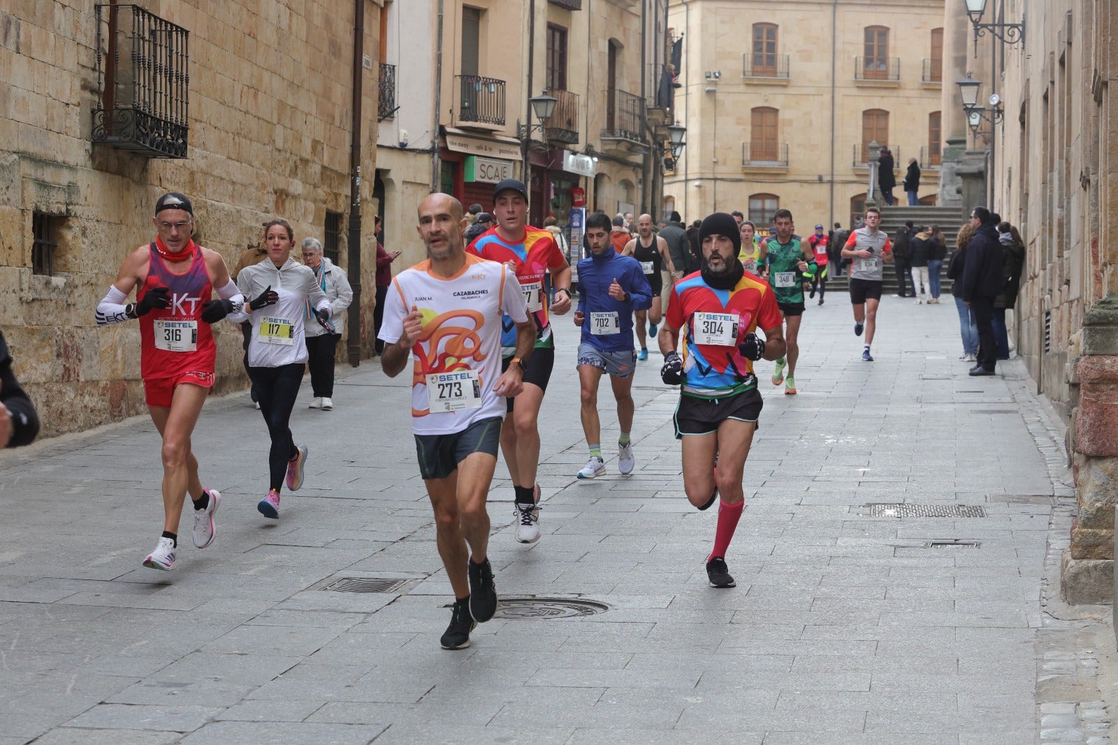 San Silvestre Salmantina: paso por el Puente Romano y calle Compañía