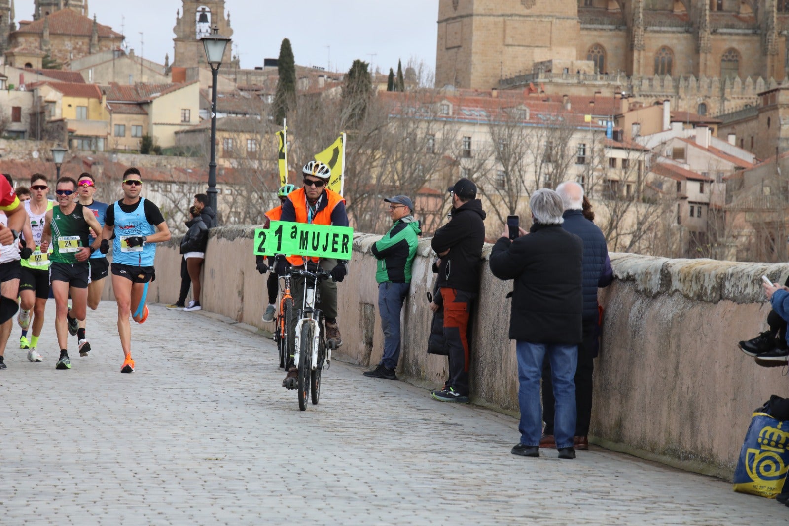 San Silvestre Salmantina: paso por el Puente Romano y calle Compañía