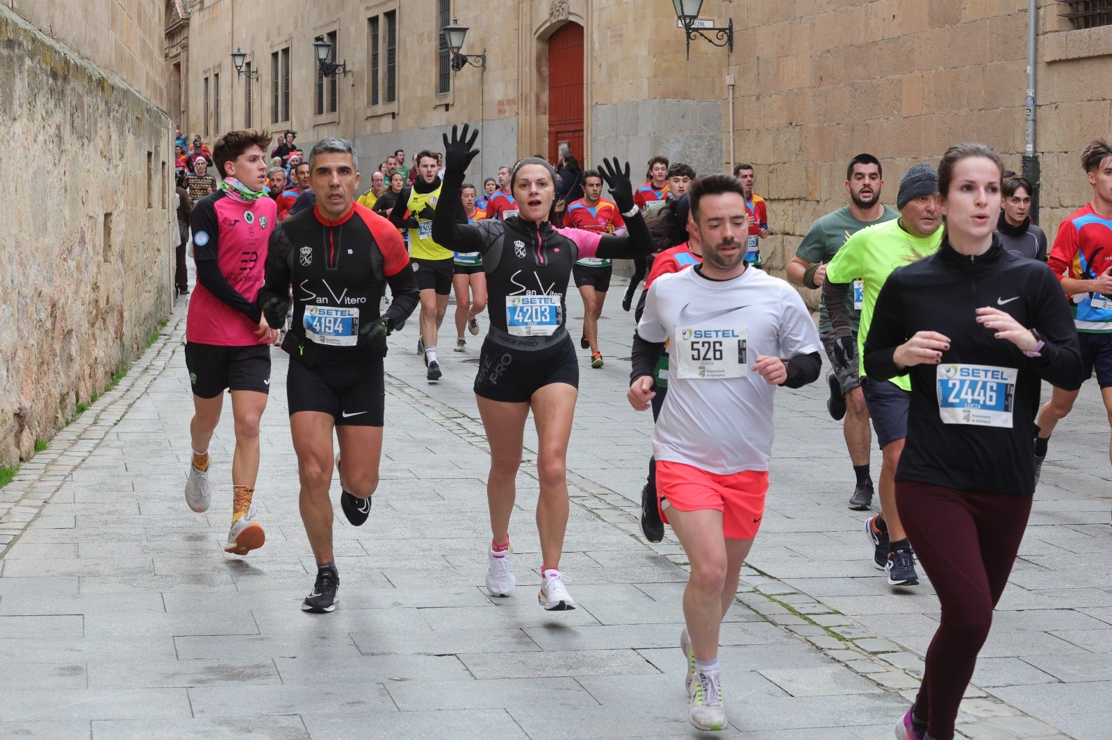 San Silvestre Salmantina: paso por el Puente Romano y calle Compañía