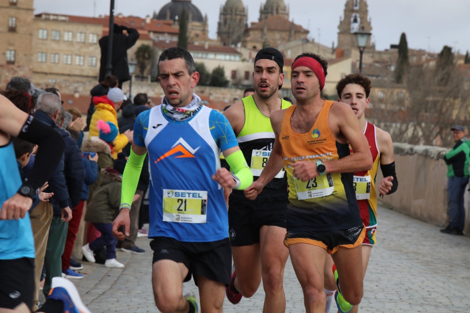 San Silvestre Salmantina: paso por el Puente Romano y calle Compañía