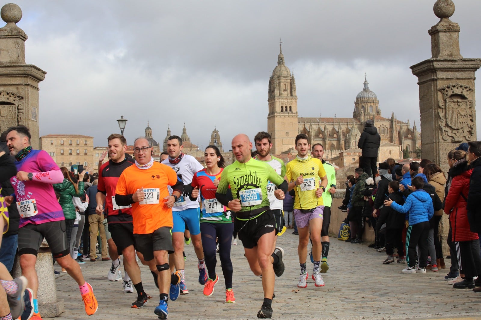 San Silvestre Salmantina: paso por el Puente Romano y calle Compañía