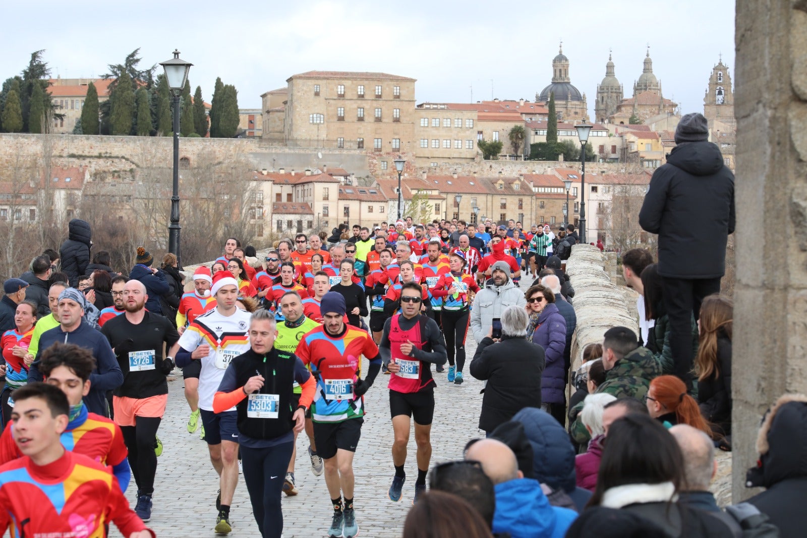 San Silvestre Salmantina: paso por el Puente Romano y calle Compañía