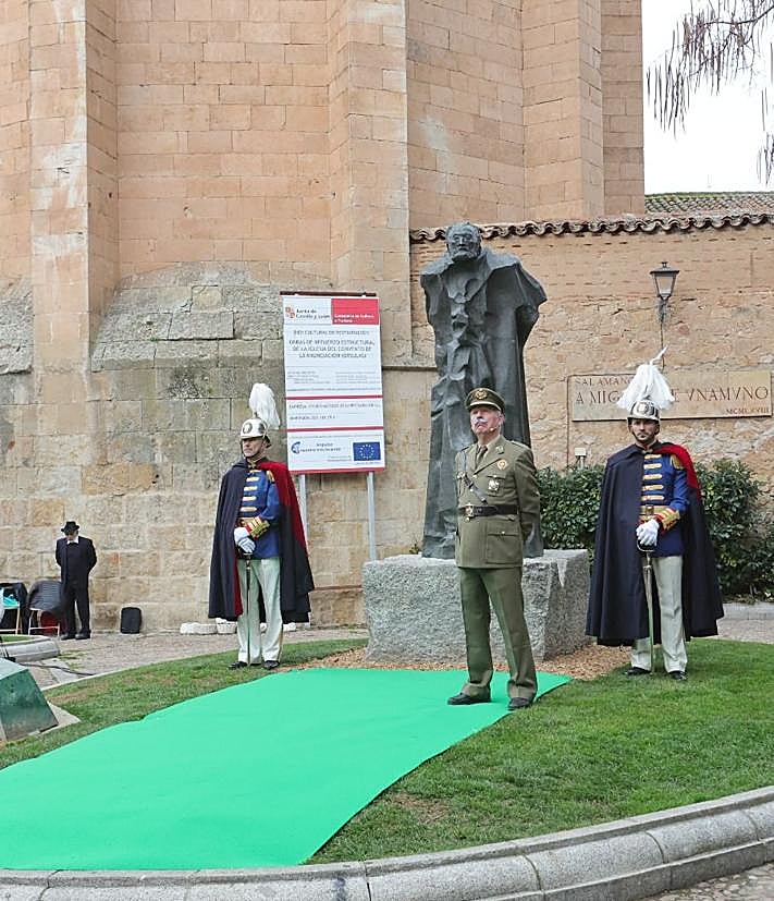 Imagen secundaria 2 - Cabero protagoniza la ofrenda floral a Unamuno con referencias al centenario de su destierro