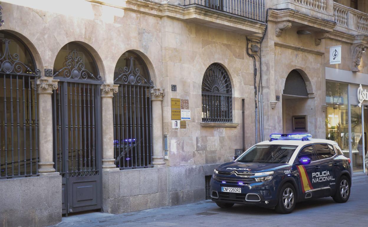 Coche patrulla de la Policía Nacional en el centro de Salamanca. 