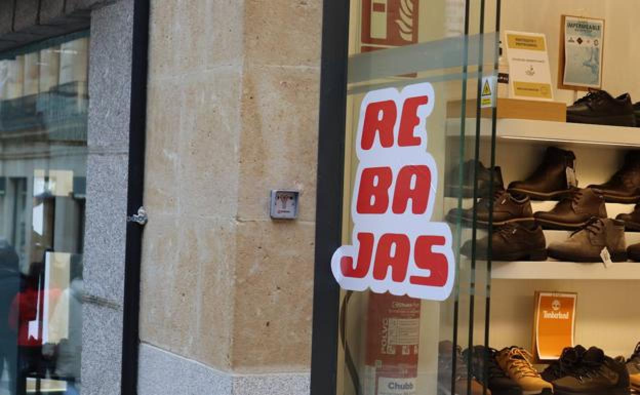 Un cartel de rebajas en un comercio de Salamanca. 