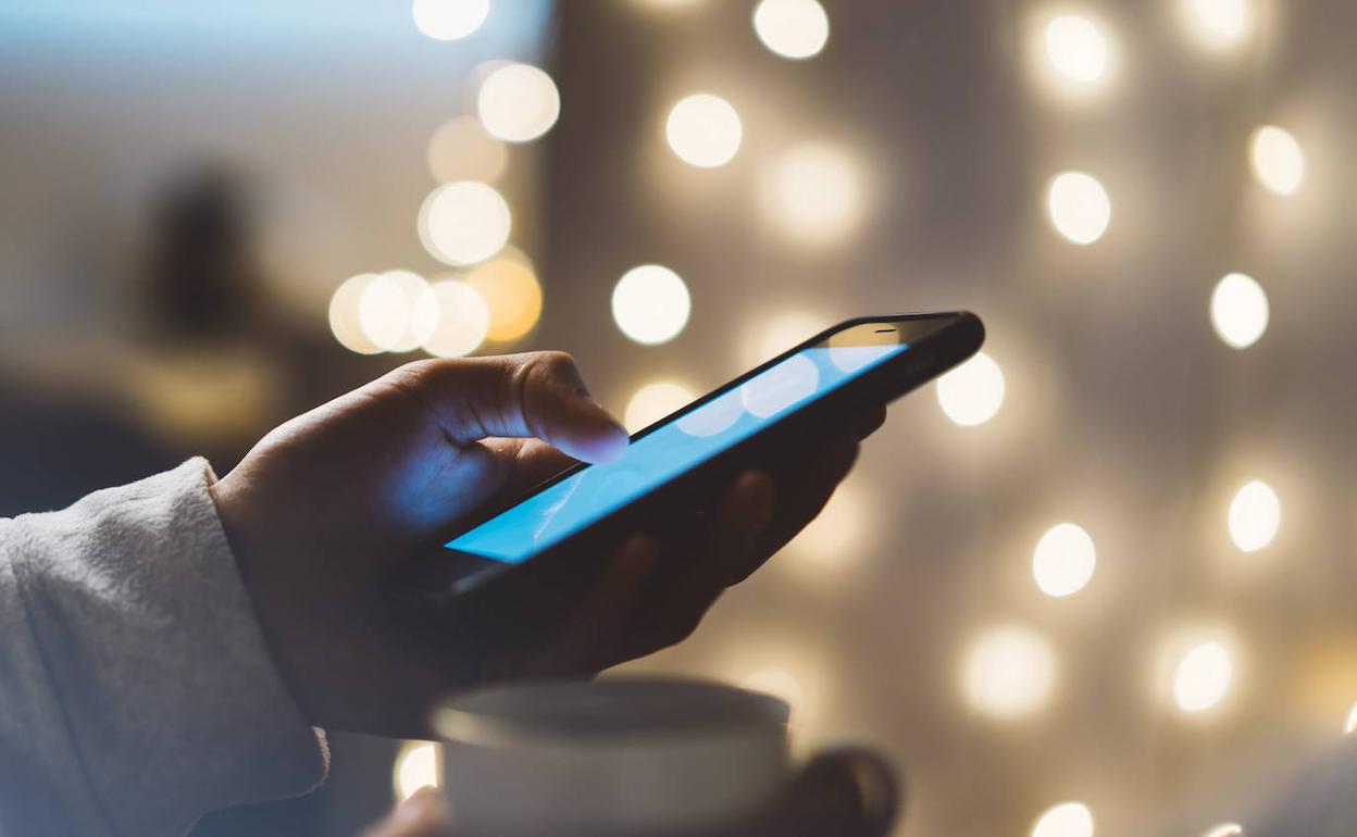 El 5G permite la conexión de teléfonos móviles, otros dispositivos y servicios.