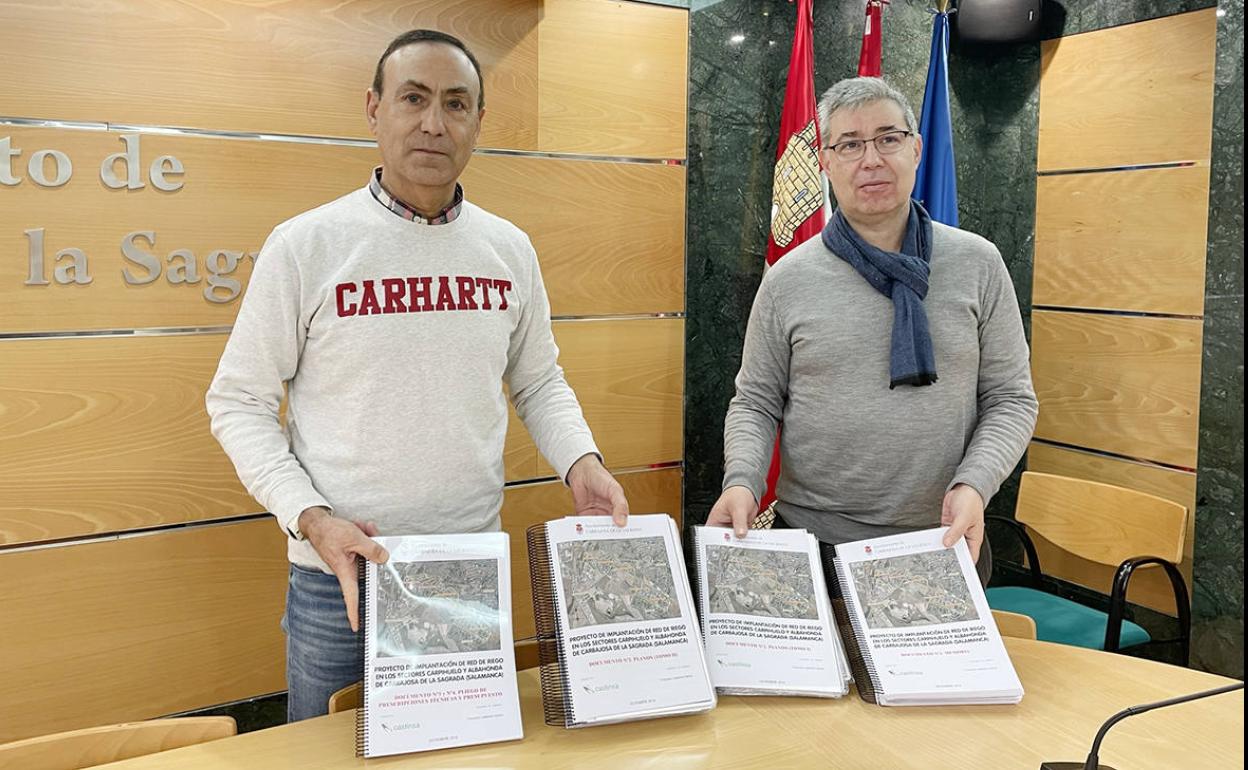 El alcalde de Carbajosa, Pedro Samuel Martín, y el concejal de Medio Ambiente y Servicios de Abastecimiento de Aguas, Ángel Manso, con los proyectos que afectan a la red separativa del agua. 