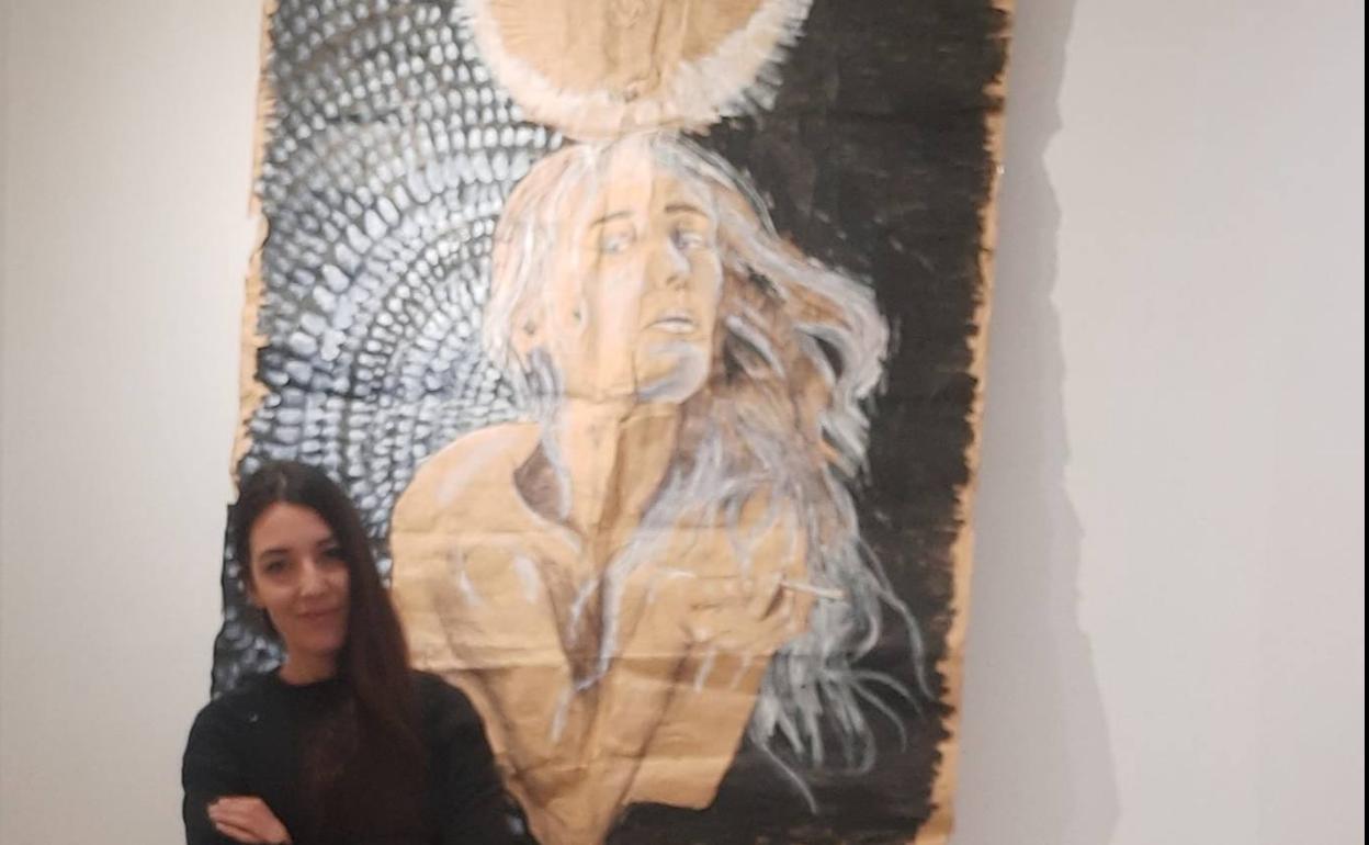 La artista Aquitania Peral Crespo junto a una de sus obras. 