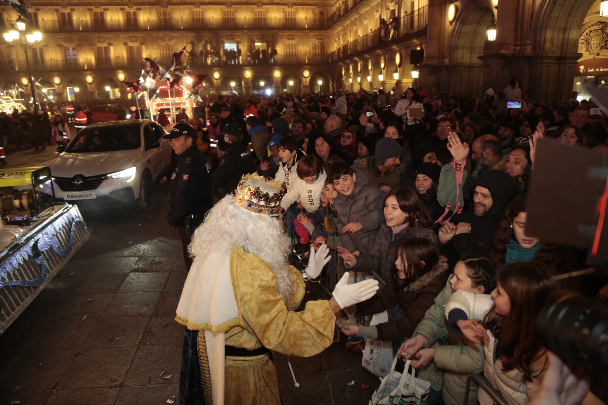 Fotos: La Plaza Mayor de Salamanca acoge a los Reyes Magos