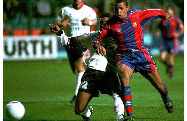 Rogerio intenta frenar a Anderson en el partido en el Helmántico. 