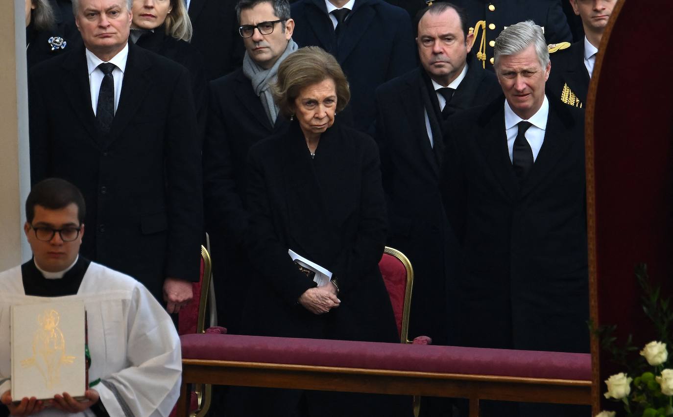 Doña Sofía y el rey Felipe de Bélgica (d) asisten a la misa funeral. Detrás, a la izquierda, el ministro Bolaños. 