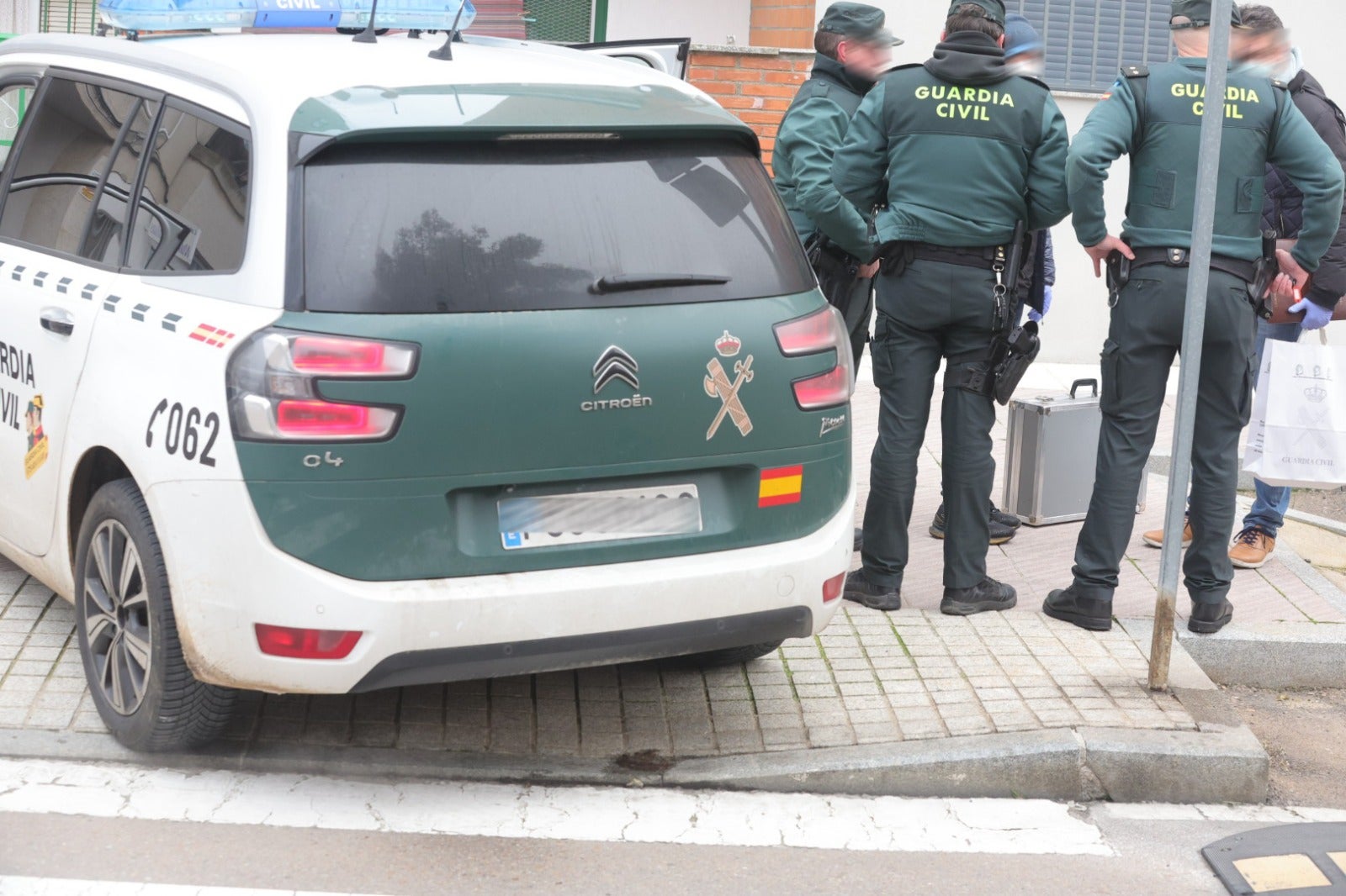 Agentes de la Guardia Civil, junto al domicilio de la mujer asesinada en Santa Marta de Tormes. 