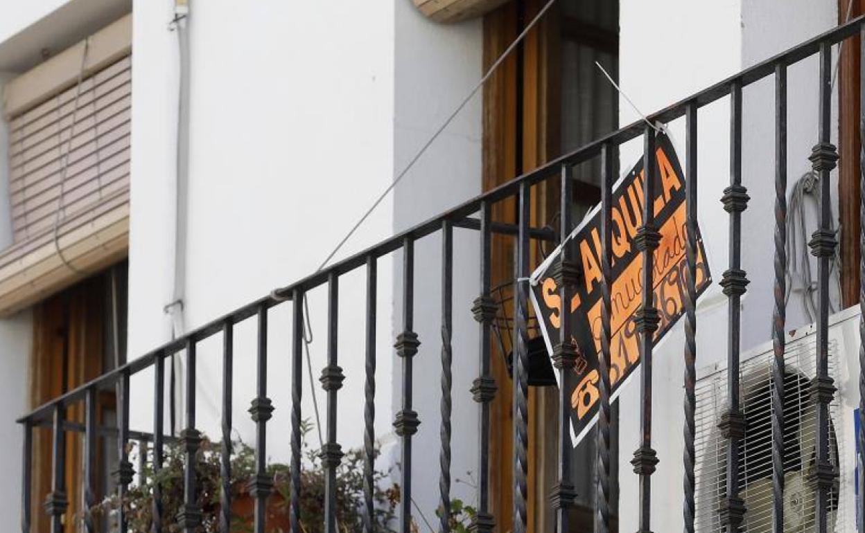 Imagen de archivo del balcón de un piso en alquiler. 