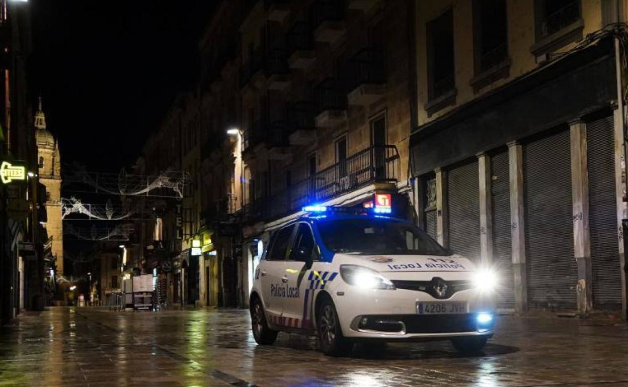Imagen de archivo de la policía local de Salamanca por el centro de la capital. 