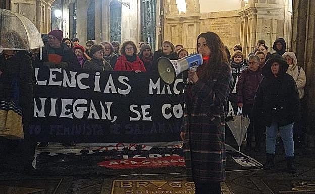 Sarah Santaolalla, miembro de la Asociación Feminista de Salamanca, dando el discurso de la manifestación.