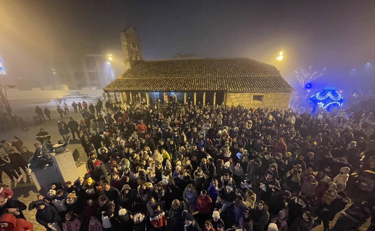 Los vecinos de Carbajosa de la Sagrada durante la celebración de la cabalgata de Reyes. 