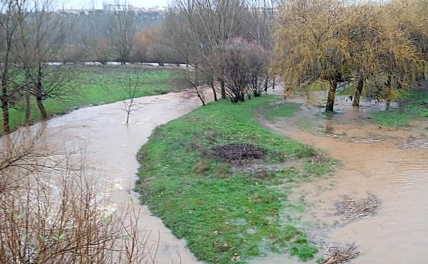 Rescatan a dos personas atrapadas en su furgoneta por las inundaciones en Canillas de Abajo