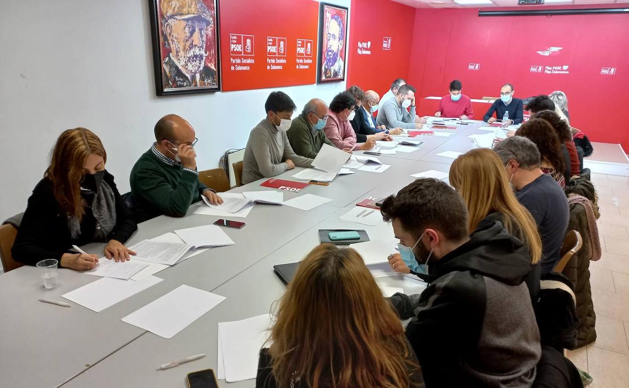 Reunión en la sede del PSOE de Salamanca. 