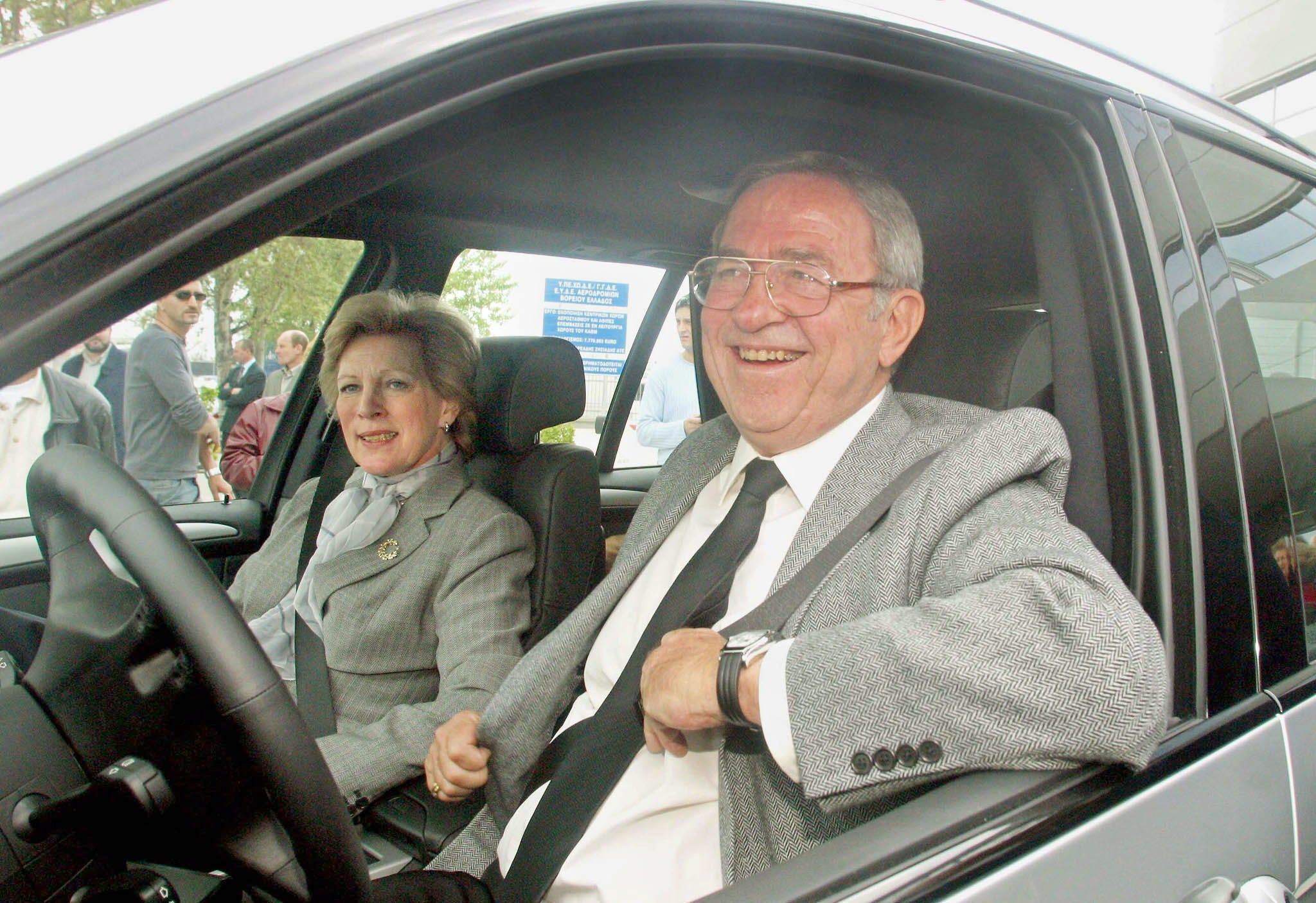 El exrey griego Constantino y su esposa Ana María salen en un coche del aeropuerto de Tesalónica, al norte de Grecia.