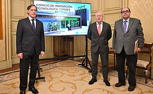 El alcalde, Carlos García Carbayo (izq), y los concejales Juan José Alonso y Fernando Rodríguez. 