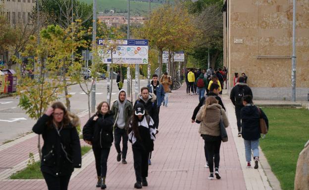 Estudiantes de la USAL recogen firmas para acabar con los exámenes post Navidad