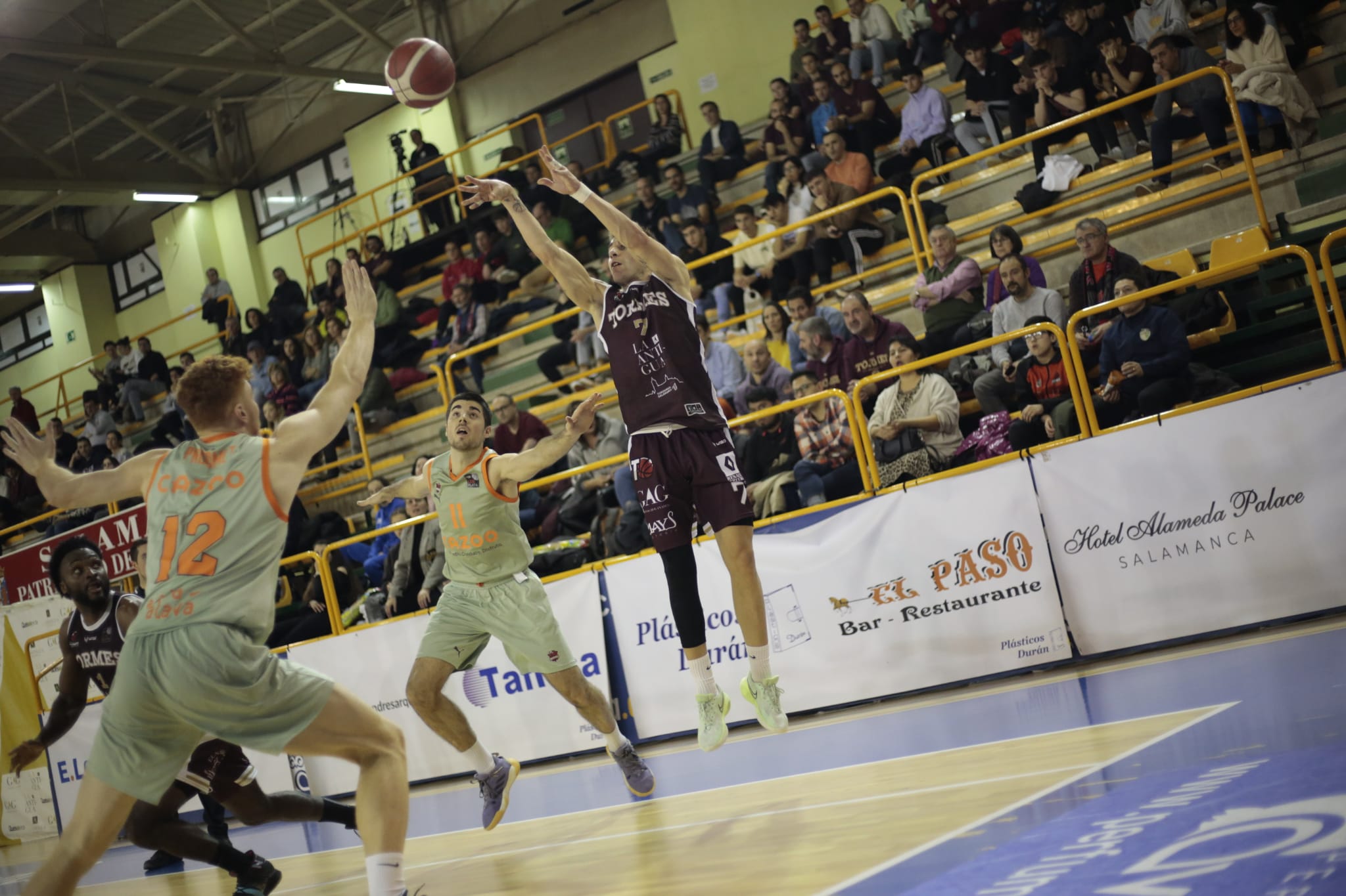 Fotos: El CB Tormes doblega al colista Baskonia