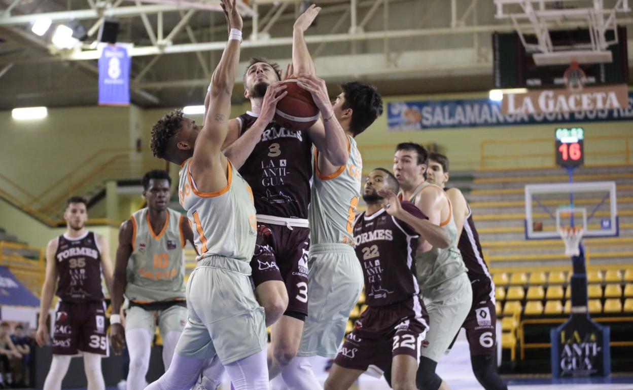 Marc García realiza una entrada a canasta ante dos rivales del Baskonia. 