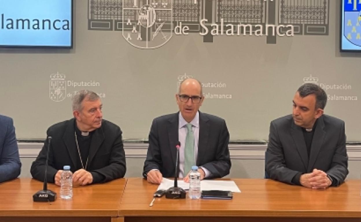 El presidente de la Diputación de Salamanca, Javier Iglesias, junto a los obispos de las diócesis de Salamanca y Ciudad Rodrigo, José Luis Retana, y de Plasencia, Ernesto Jesús Brotons Tena.