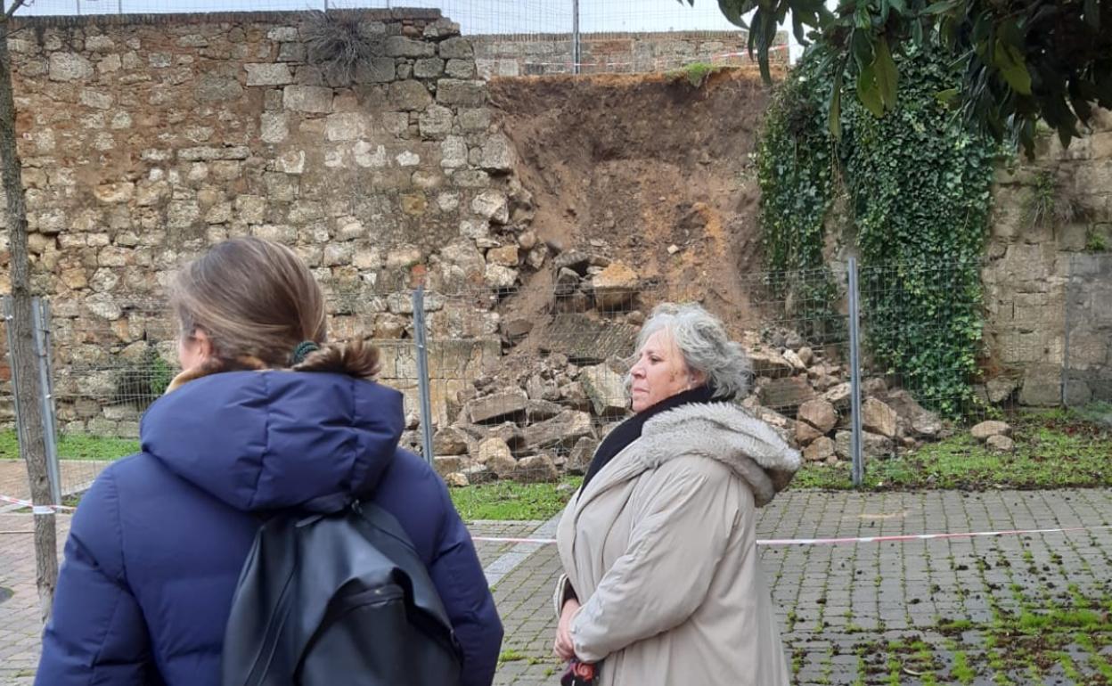 La subdelegada del Gobierno, Encarnación Pérez, en su visita a la muralla de Ciudad Rodrigo.