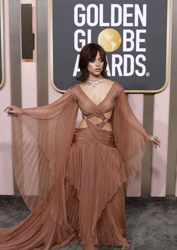 Una de las más esperadas de la noche, Jenna Ortega, apareció como una diosa griega de la mano -y aguja- de Gucci.