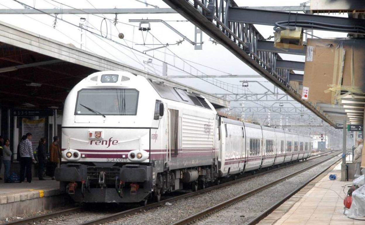 Un tren de Renfe llegando a una estación ferroviaria. 