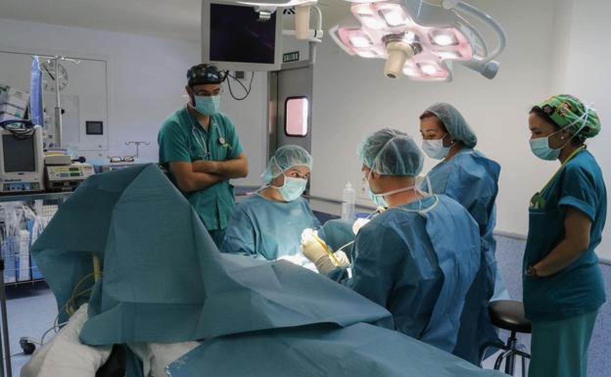 Cirujanos realizando una operación en un quirófano del Complejo Asistencial de Salamanca.