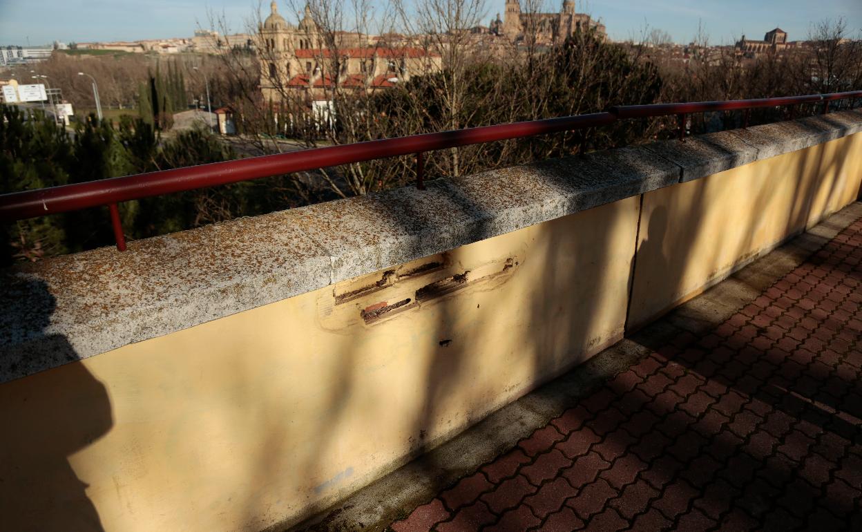 Agujeros, y vallas rotas en un tramo del mirador de la carretera de Béjar 