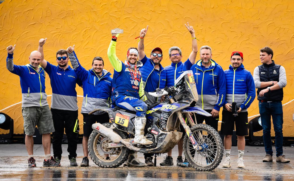 El equipo de Santolino celebra el final del Dakar. 