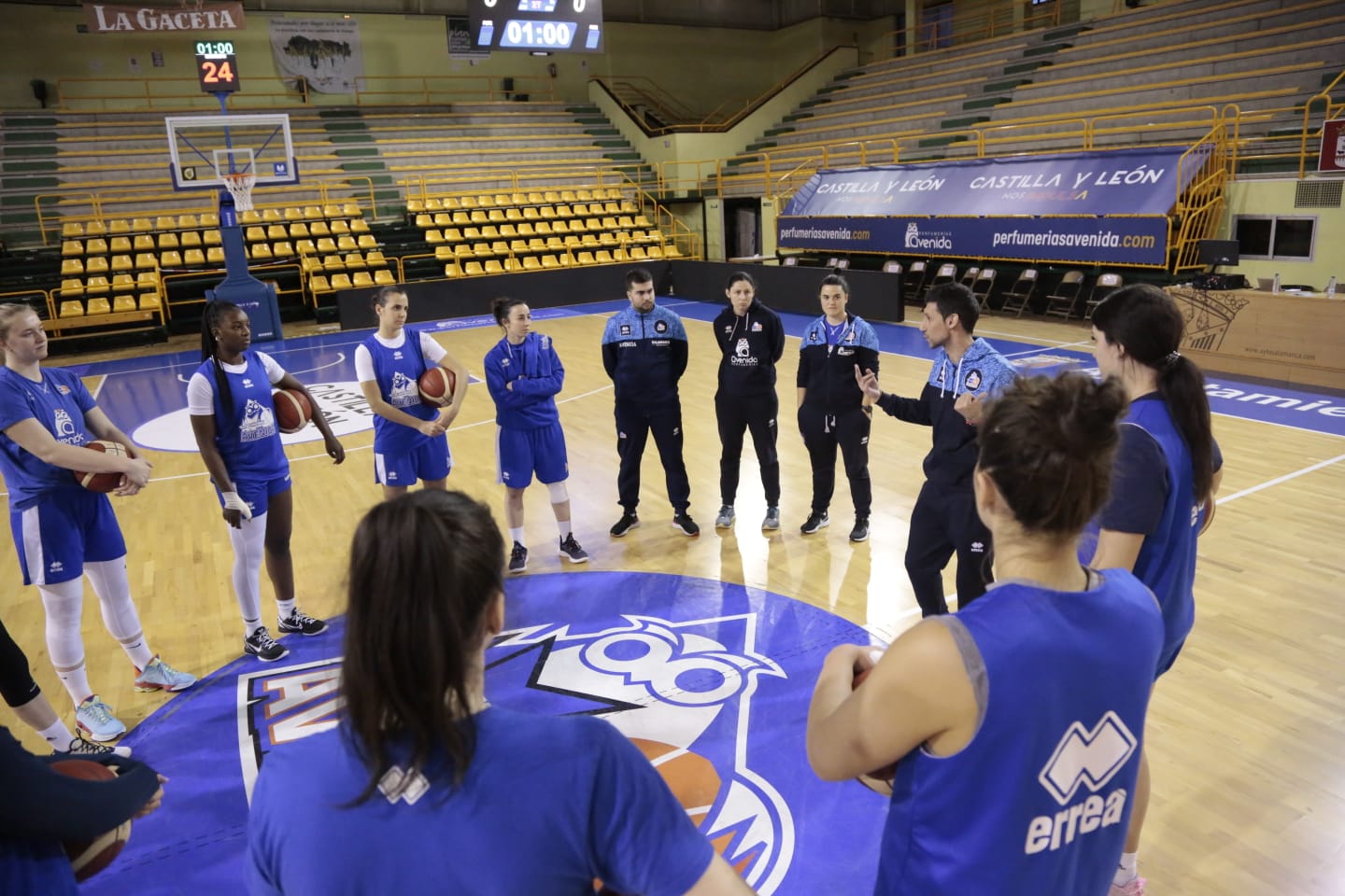Fotos: Jorge Recio anima a las jugadoras de Avenida en el primer entrenamiento de Vázquez