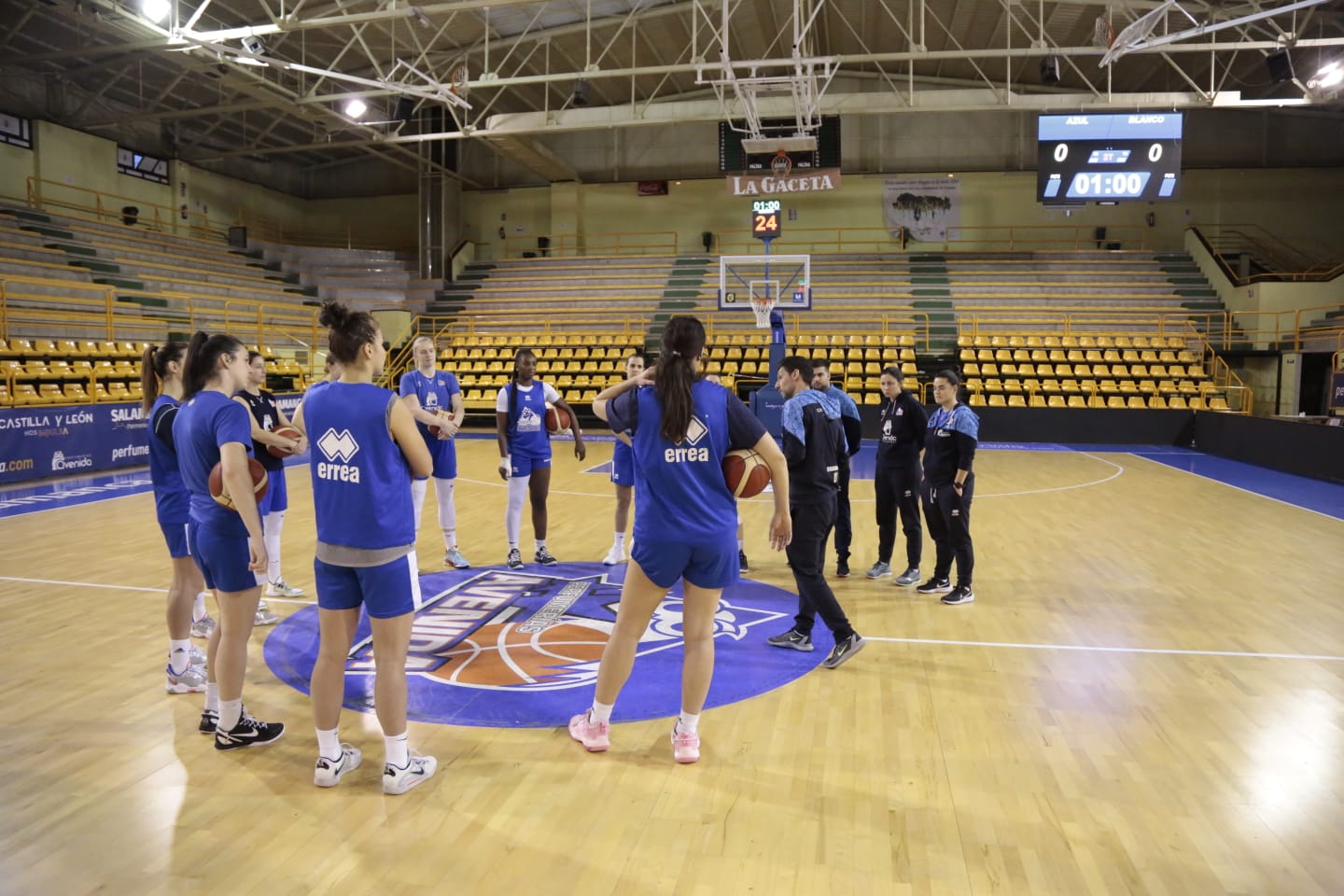 Fotos: Jorge Recio anima a las jugadoras de Avenida en el primer entrenamiento de Vázquez