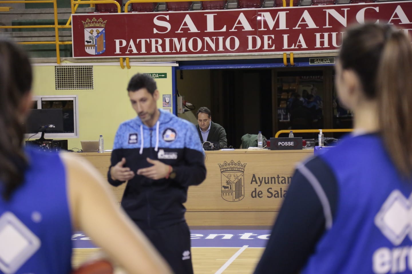 Fotos: Jorge Recio anima a las jugadoras de Avenida en el primer entrenamiento de Vázquez