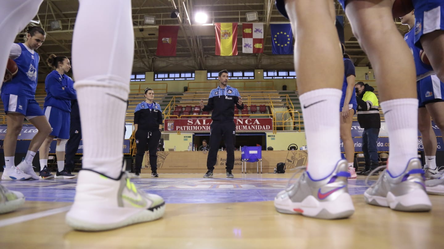 Fotos: Jorge Recio anima a las jugadoras de Avenida en el primer entrenamiento de Vázquez