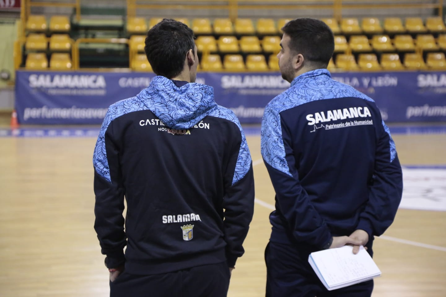 Fotos: Jorge Recio anima a las jugadoras de Avenida en el primer entrenamiento de Vázquez
