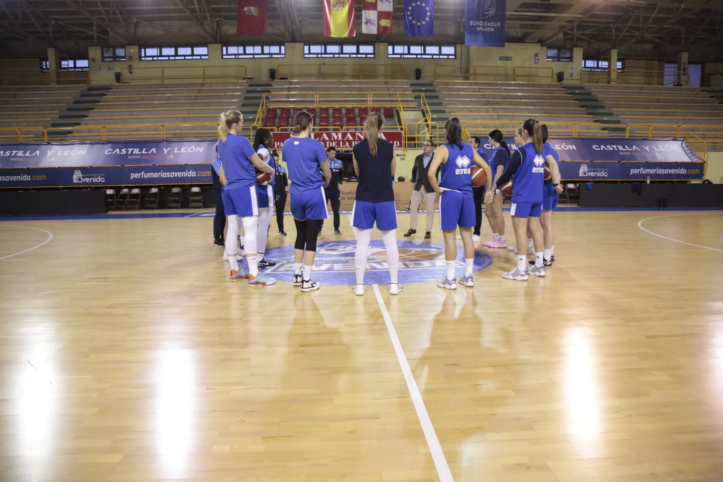 Fotos: Jorge Recio anima a las jugadoras de Avenida en el primer entrenamiento de Vázquez