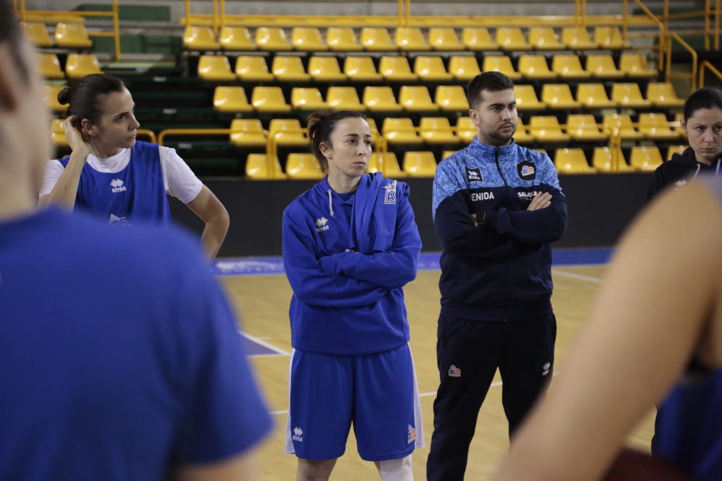 Fotos: Jorge Recio anima a las jugadoras de Avenida en el primer entrenamiento de Vázquez
