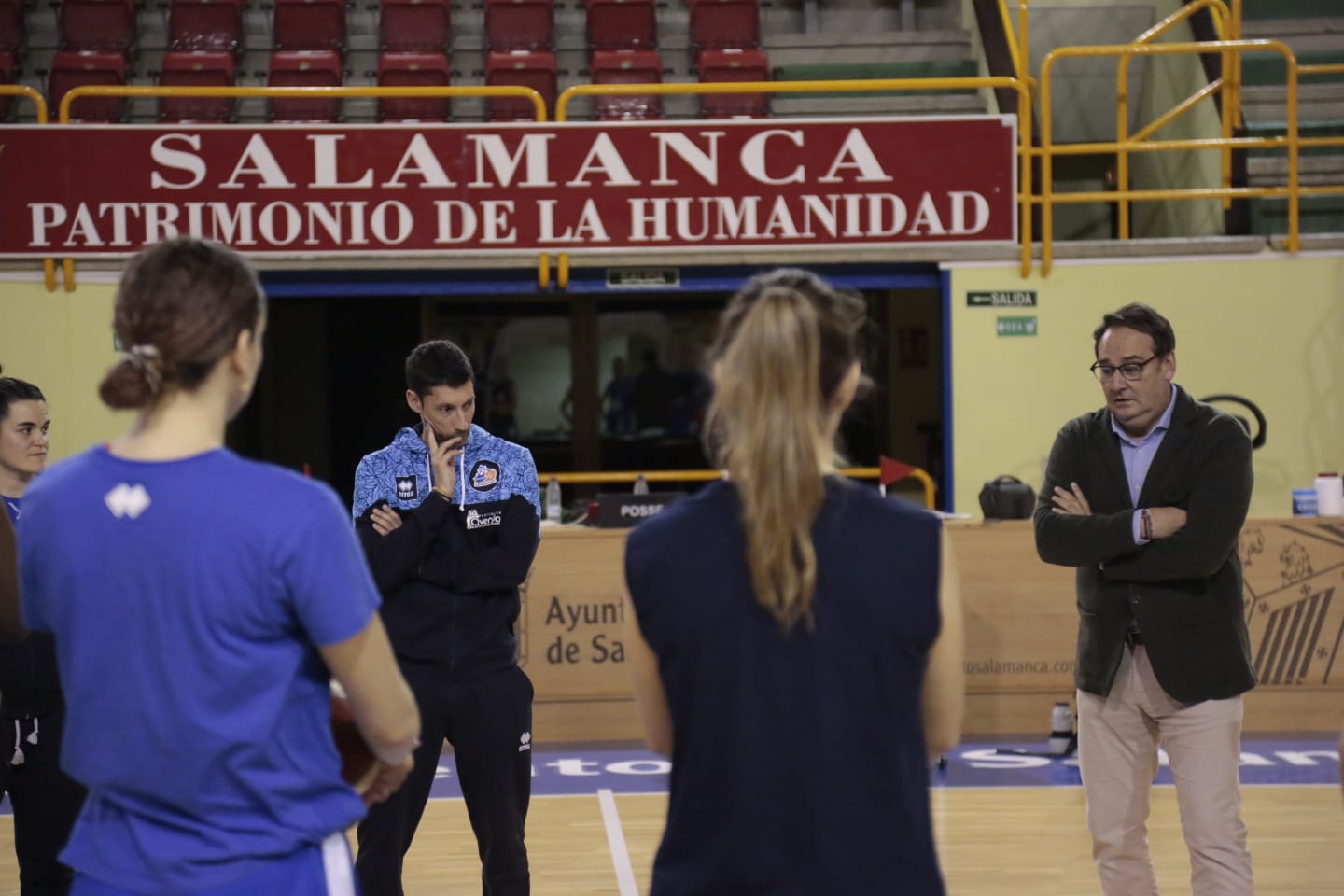 Fotos: Jorge Recio anima a las jugadoras de Avenida en el primer entrenamiento de Vázquez
