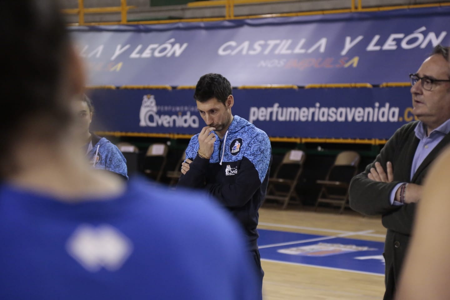 Fotos: Jorge Recio anima a las jugadoras de Avenida en el primer entrenamiento de Vázquez