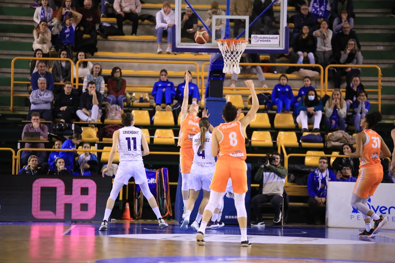 Fotos: Primer partido de Vázquez con el CB Avenida