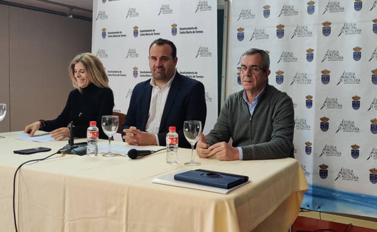 De izda. a dcha. la concejala de Formación y Empleo, Chabela de la Torre; el alcalde, David Mingo; y el director de la Escuela de Hostelería, José Luis García.