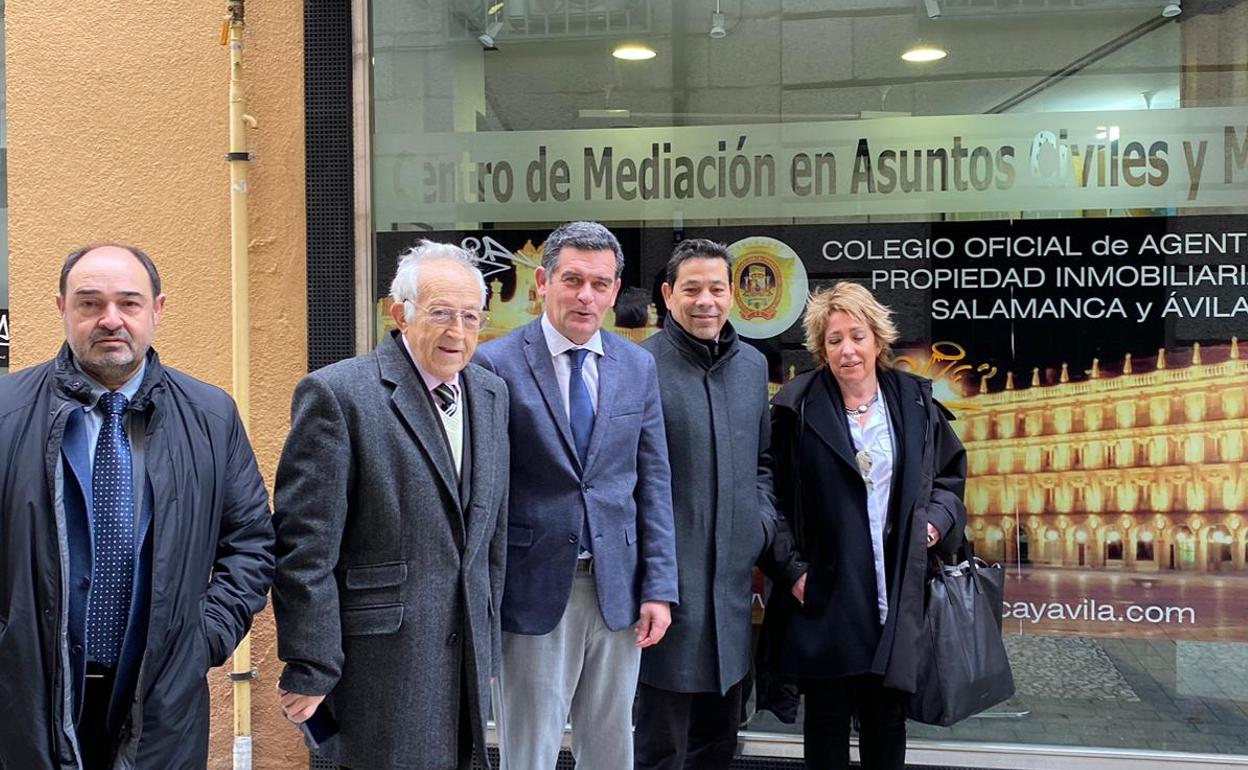 Los miembros de la Junta directiva.