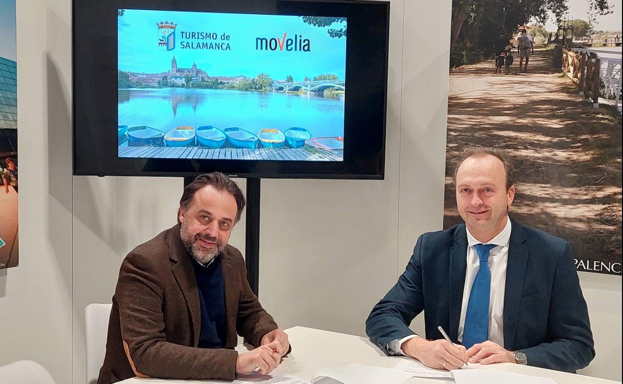 Fernando Castaño y Christian Pauwels firmando en Fitur un acuerdo para la promoción de Salamanca. 