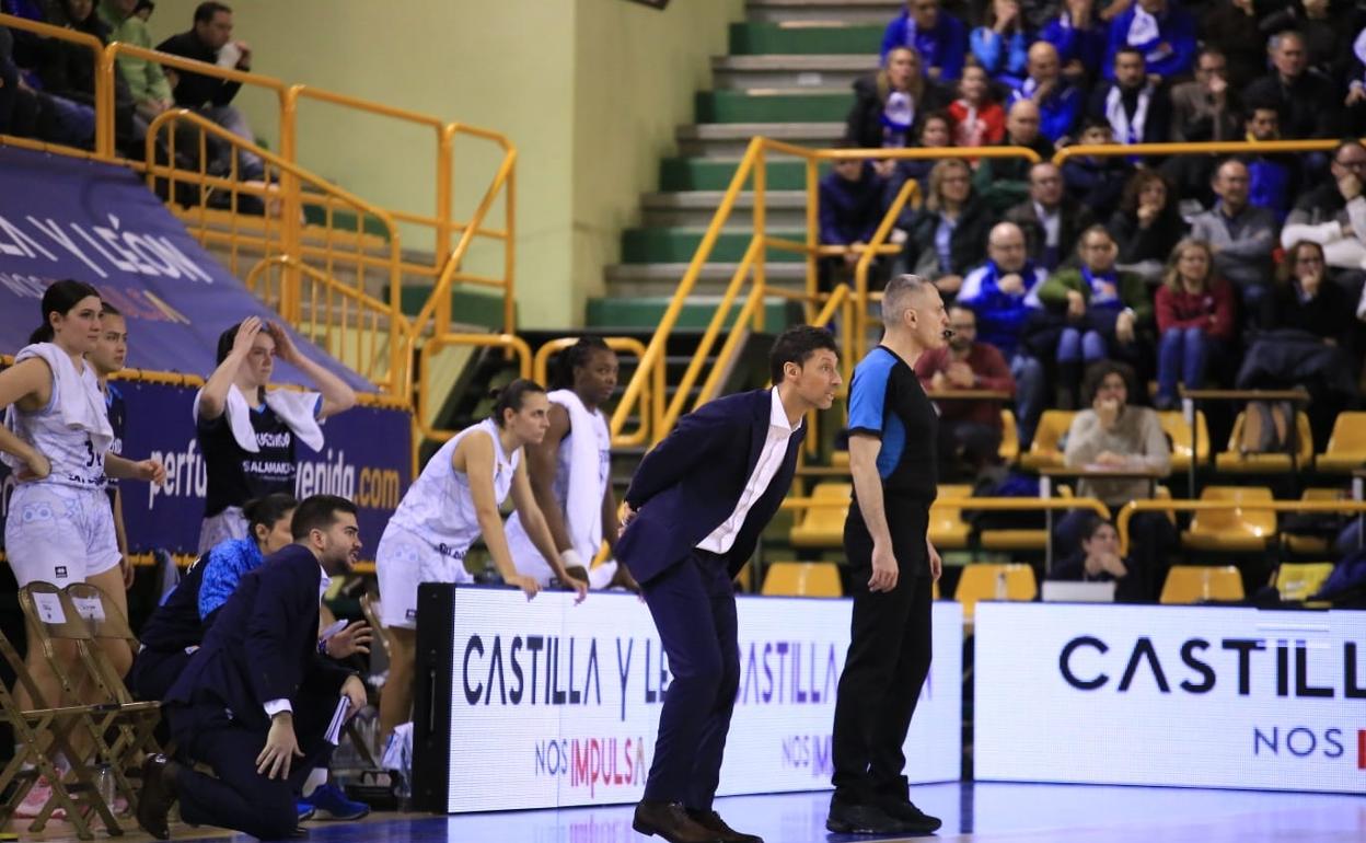 Pepe Vázquez dirige al equipo ante el Famila Schio 