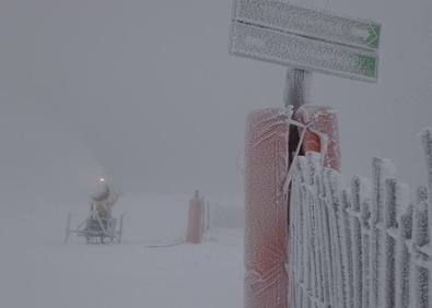 Imagen secundaria 1 - Personal de la estación de esquí trabajando en las pistas y en la producción de nieve artificial. 